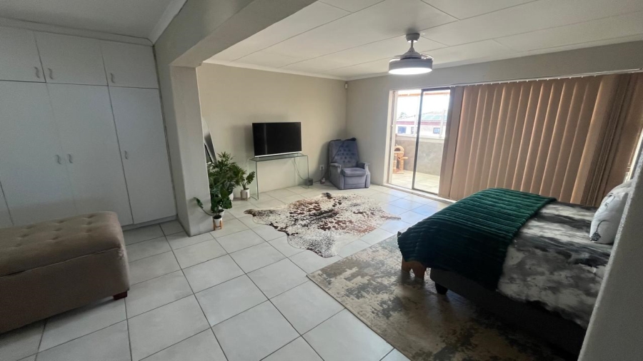 5 Bedroom Property for Sale in Wavecrest Eastern Cape